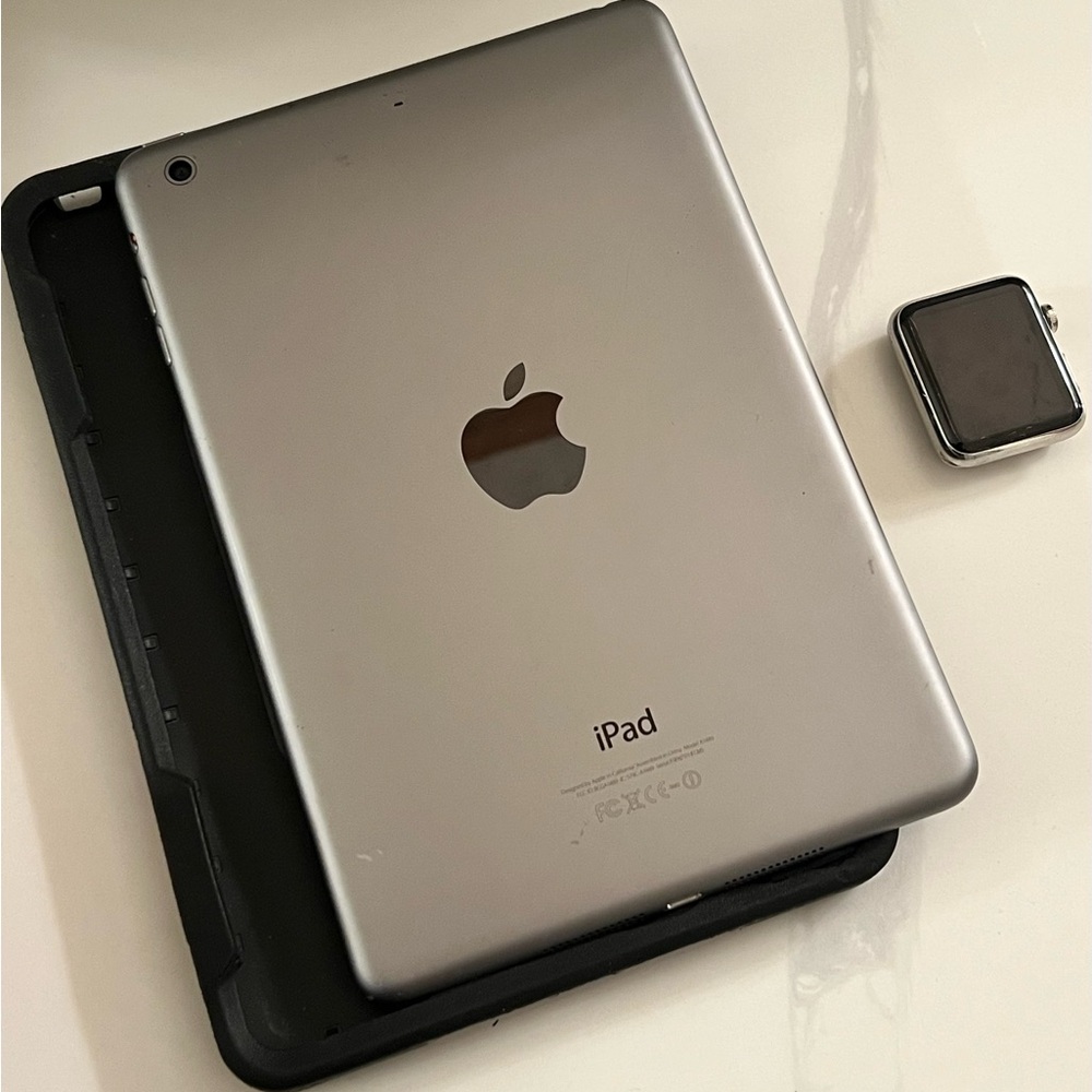 iPad and Apple Watch (FOR PARTS ONLY)
